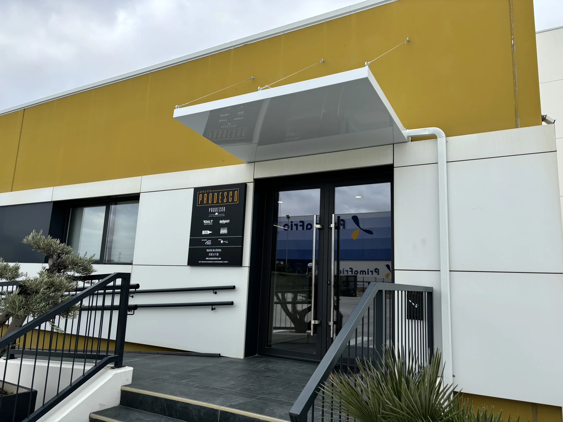 Fachada y acceso a un local