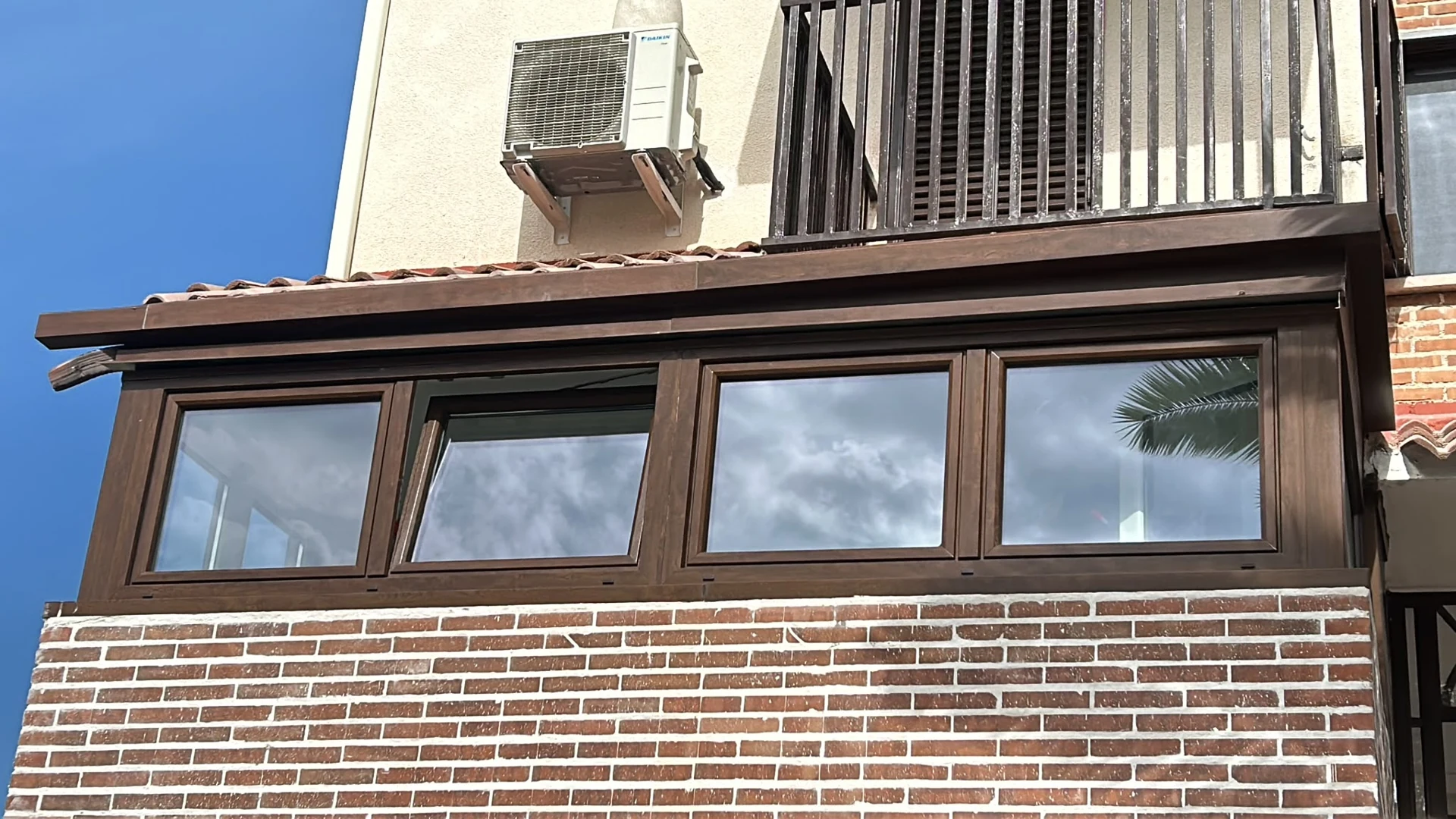 Ventanas en fachada de ladrillo
