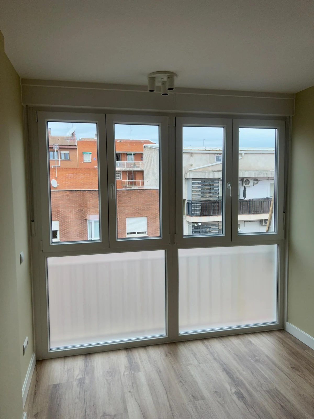 Ventanas y puerta acristalada vistas desde el interior